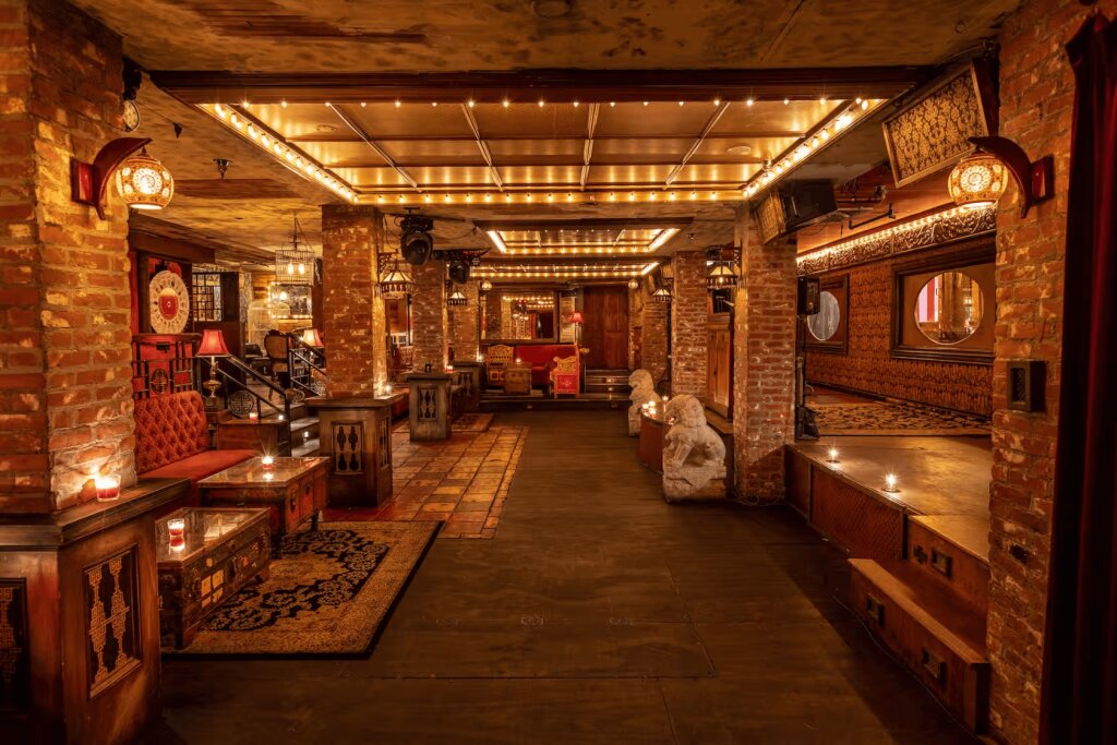 vintage bar in hollywood, los angeles